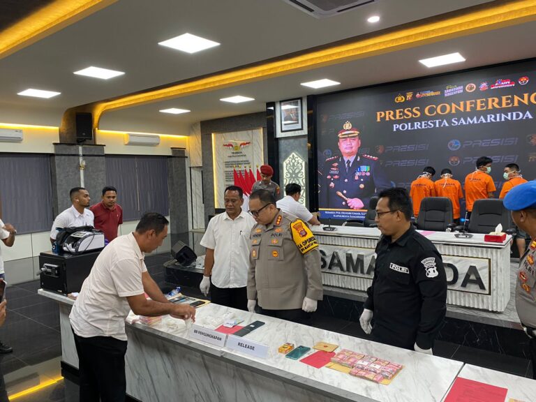 Polresta Samarinda mengadakan konferensi pers.
