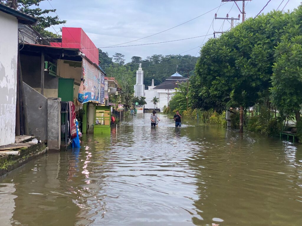 Banjir yang melanda Perumahan Griya Mukti, Jalan. PM Noor, Kota Samarinda.