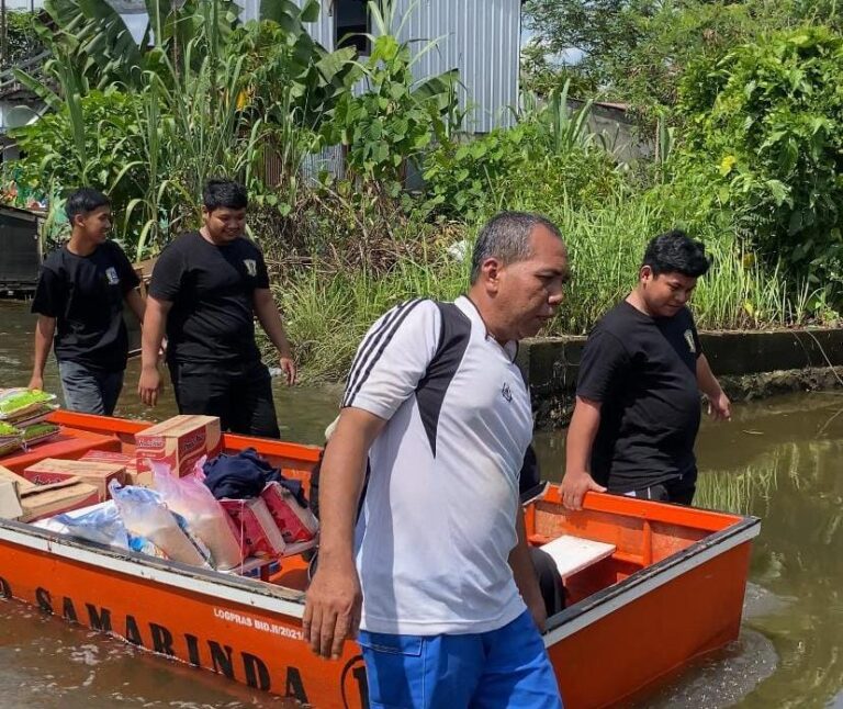 UKM Olahraga saat menyalurkan bantuan kepada warga Bengkuring yang terdampak Banjir.(Ist)